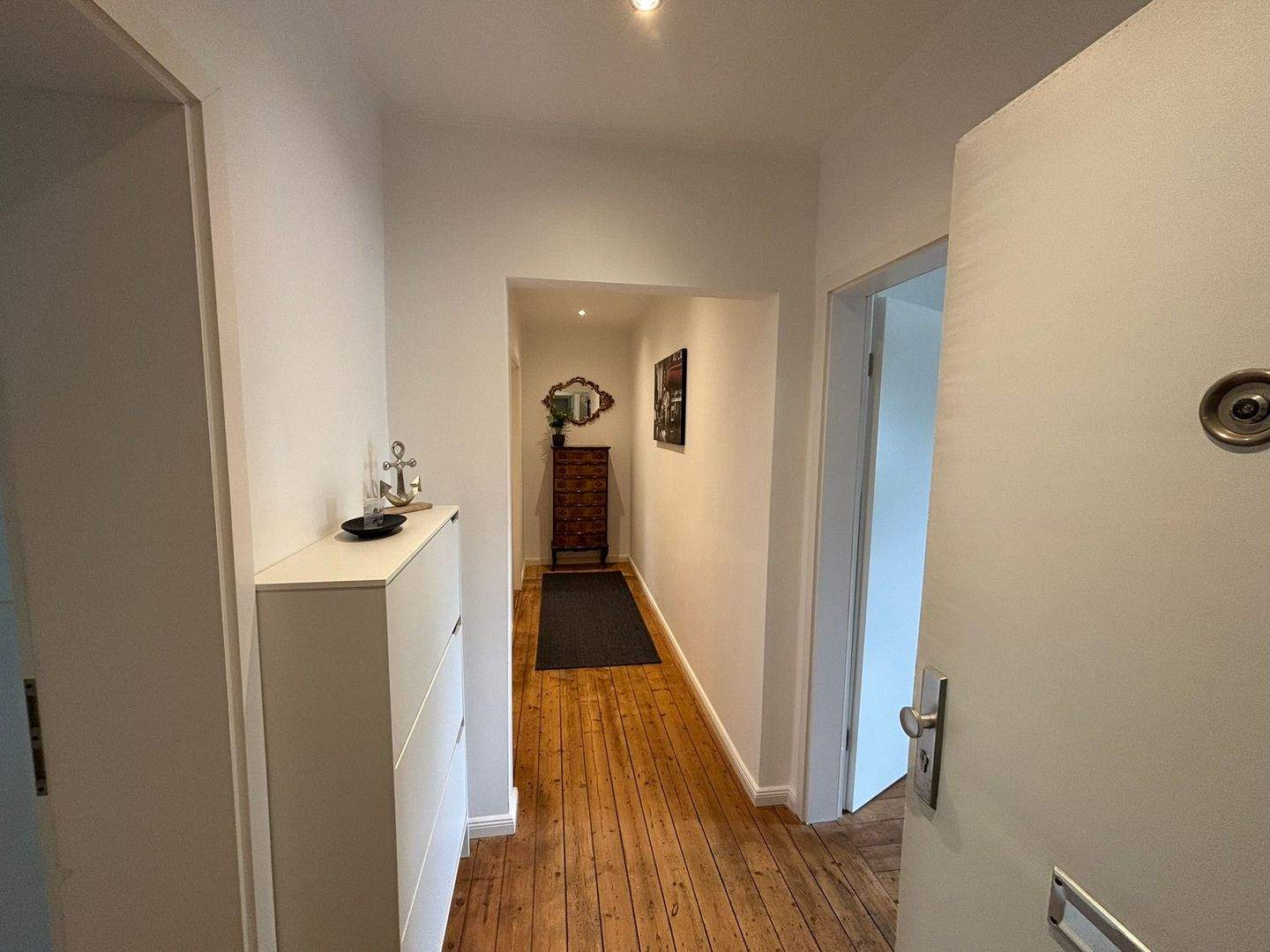 Charmante neuwertige vollmöblierte Singlewohnung in 1-A-Lage zur Alster – Hamburg – Vorschaubild 4