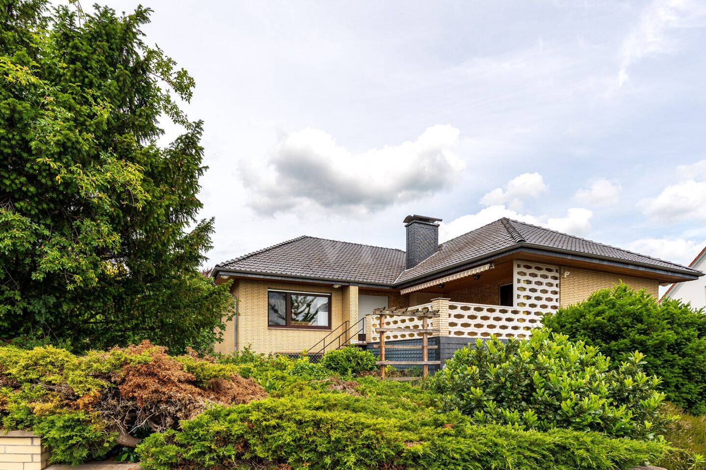 WINKELBUNGALOW IM DORNRÖSCHENSCHLAF - AUF EIGENTUMSGRUNDSTÜCK, MIT VOLLKELLER – Osloß – Vorschaubild 2