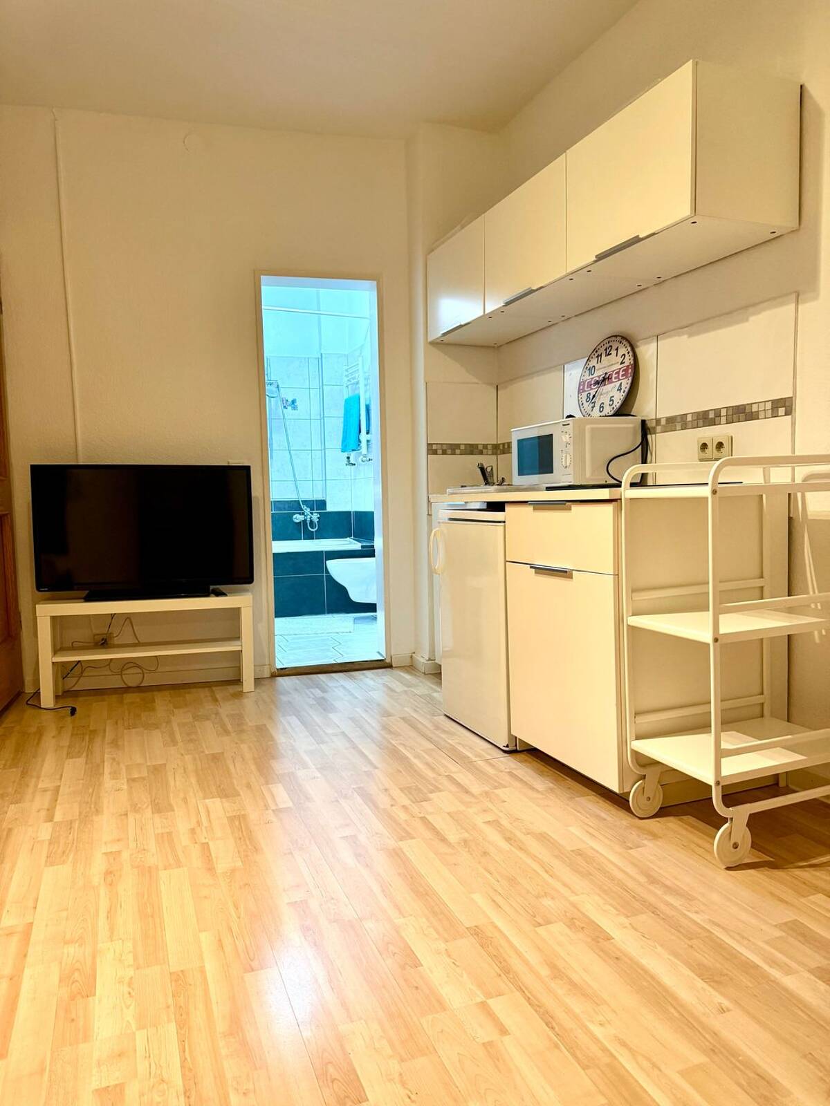 +++ MÖBLIERTE- HELLE- 2-ZIMMER -WOHNUNG - PERFEKT FÜR PENDLER +++ – 90763 Fürth – Bild 1 von 3
