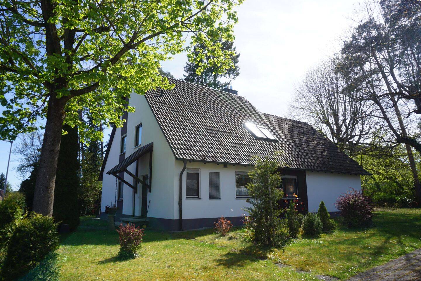 Architektenhaus mit großem Grundstück und vielfältigen Nutzungsmöglichkeiten / Haus kaufen – Schwabach – Bild 1 von 9