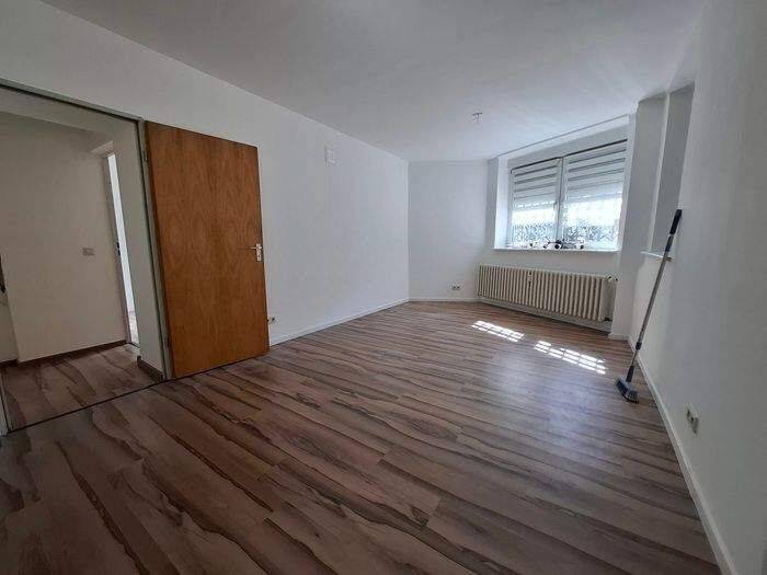 **2 Zimmer Altbauwohnung am Rande der Fußgängerzone! Ausschließlich für den Einpersonenhaushalt!** – Bonn – Vorschaubild 2