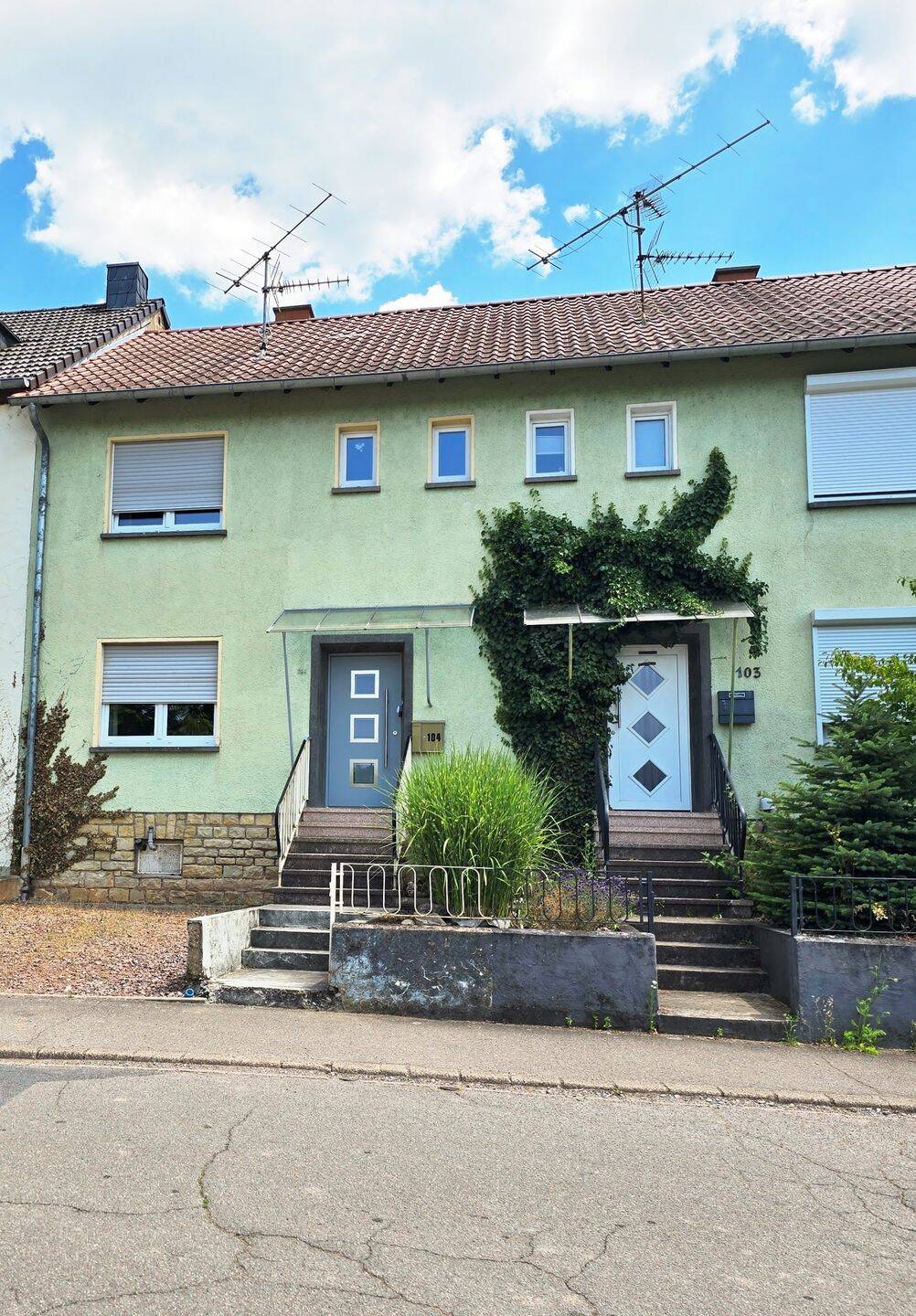 Bezugsfertiges Raumwunder in Wiltingen: 5 ZKB, ca. 100 m², renov., 4 Stellplätze/Garagen incl. großem Gartengrundstück – Wiltingen – Vorschaubild 2