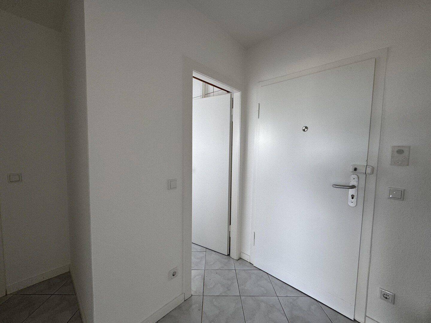 Ruhig wohnen mit Aussicht - 2-Zimmer-Wohnung im 6. OG mit Aufzug – Mettmann – Vorschaubild 3