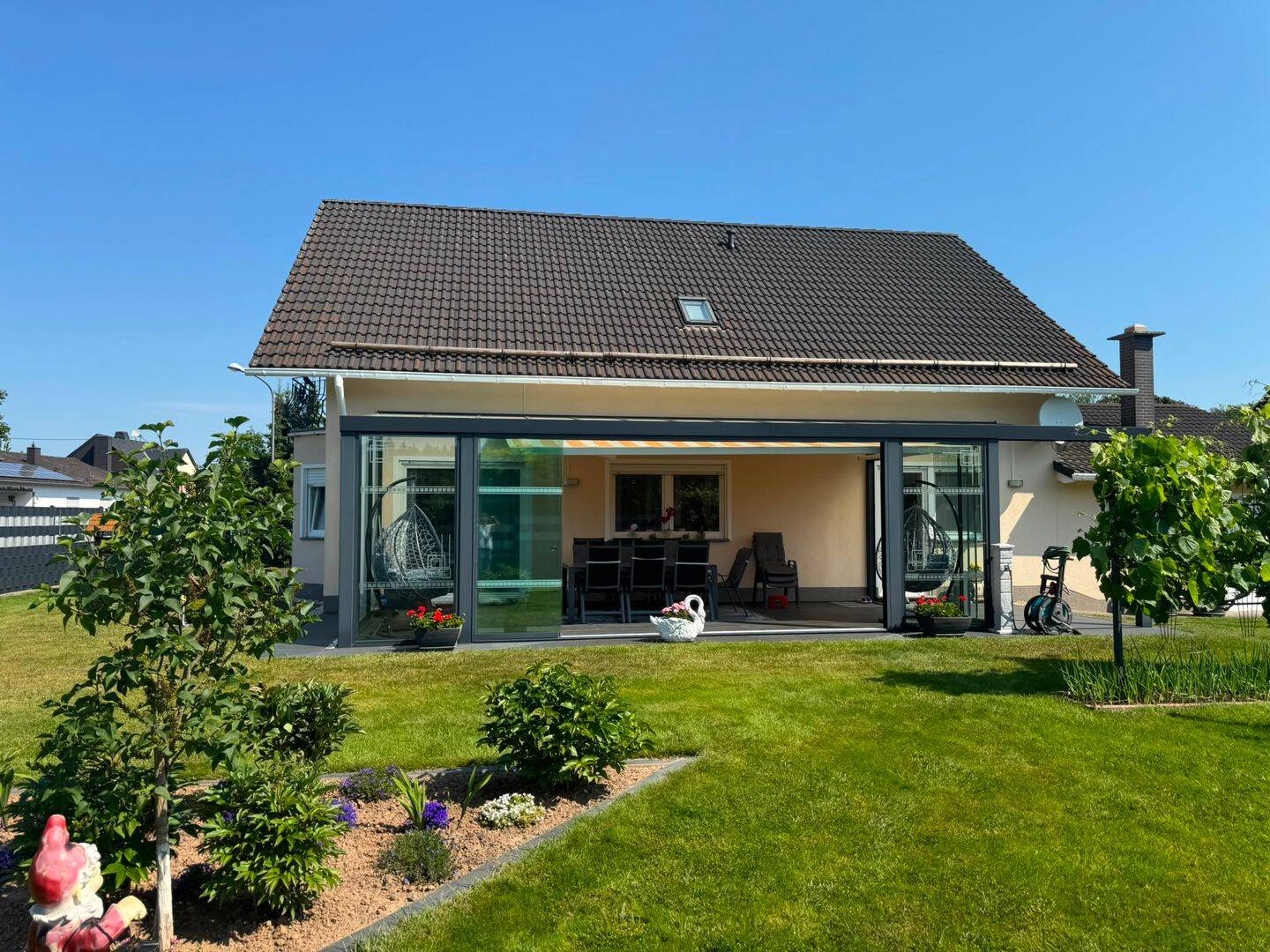 Dieses charmante Einfamilienhaus aus dem Baujahr 2001 überzeugt mit einem großzügigen Platzangebot und einem liebevoll angelegten Grundstück. – Herforst – Vorschaubild 4