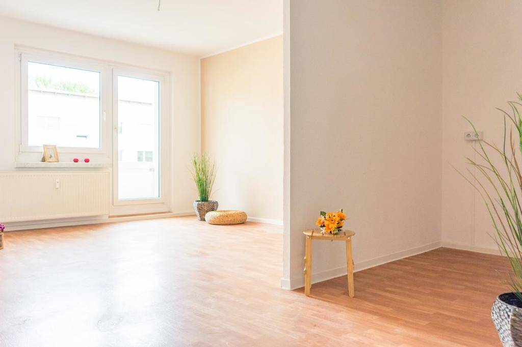 4-Raum-Wohnung mit Balkon in sanierter Wohnanlage – Chemnitz – Vorschaubild 2