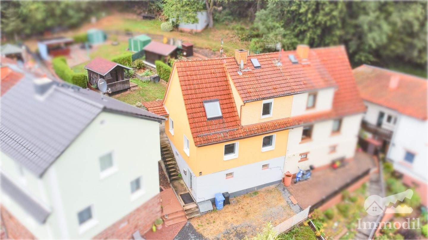Naturnahe DHH mit unverbaubarem Weitblick und Garage - ideal für Singles & Paare – Bad König – Bild 1 von 9