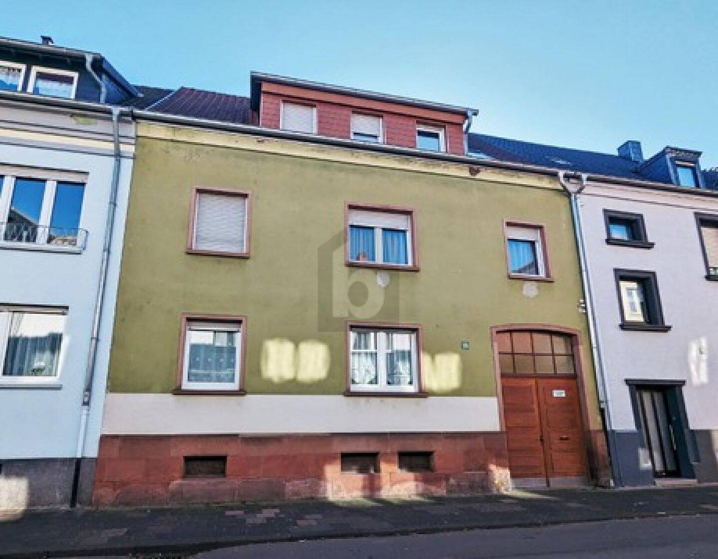 RENDITE, LAGE, 3 EINHEITEN, GARTEN