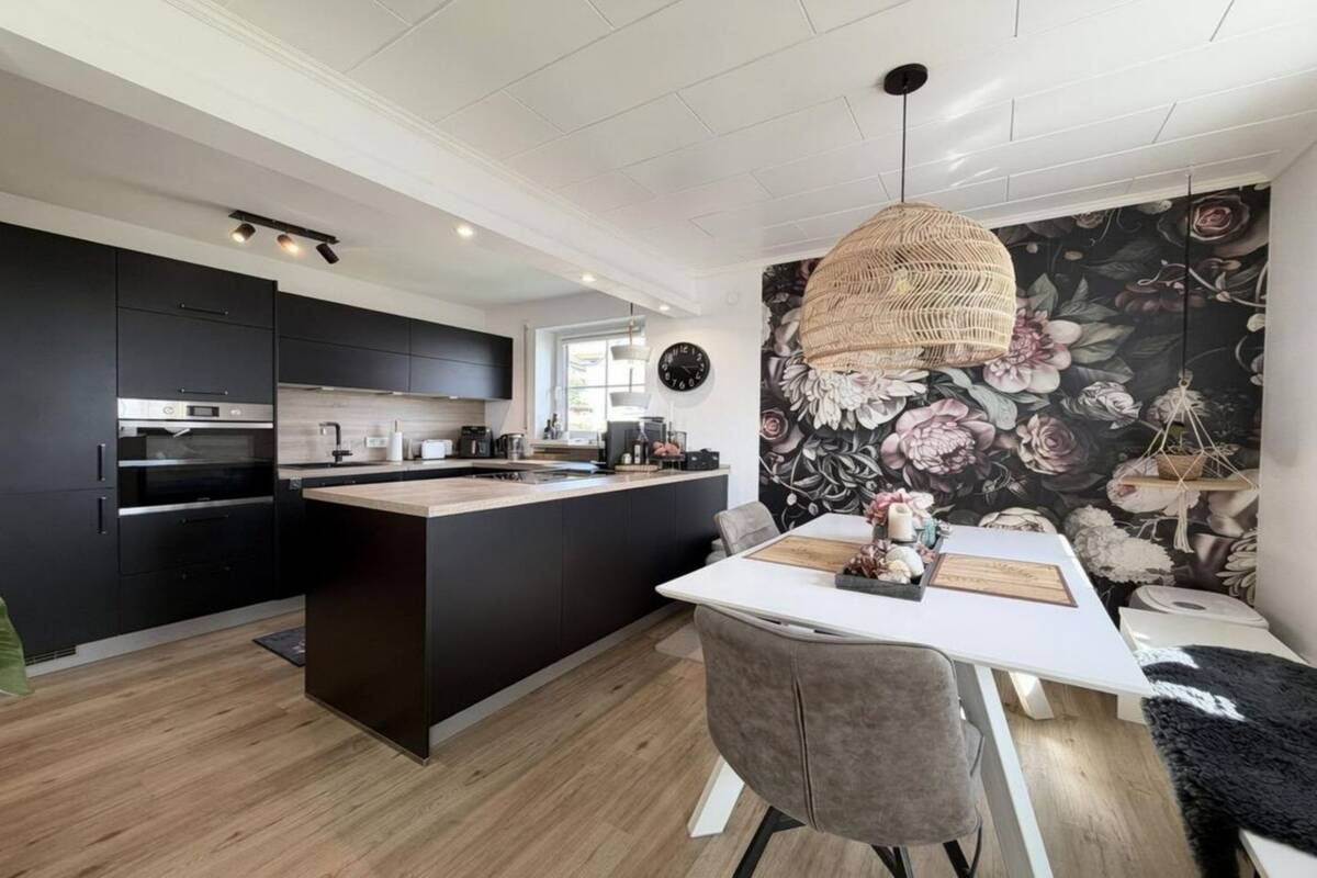 Moderne 3 Zi. Erdgeschosswohnung mit Balkonterrasse, Panoramablick & PKW Stellplatz in ruhiger Lage – 86643 Rennertshofen – Bild 1 von 9