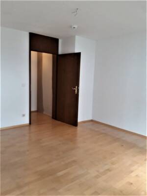 Geräumige 2-Zi-WHG in ruhiger Lage, gepflegte Wohnanlge, nähe Klinikum IN, EBK, großer Süd West Balkon, Kellerabteil, oberird. Kfz.-Stellplatz – 85049 Ingolstadt – Vorschaubild 7