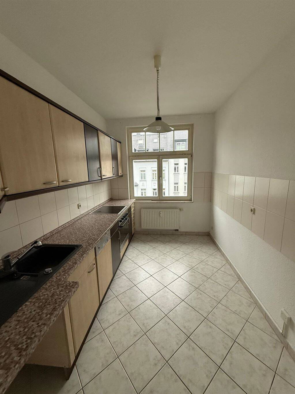* Großzügige 2-Zimmer mit Wannenbad, möbl. Küche, Lift, Abstellraum und Laminat! *