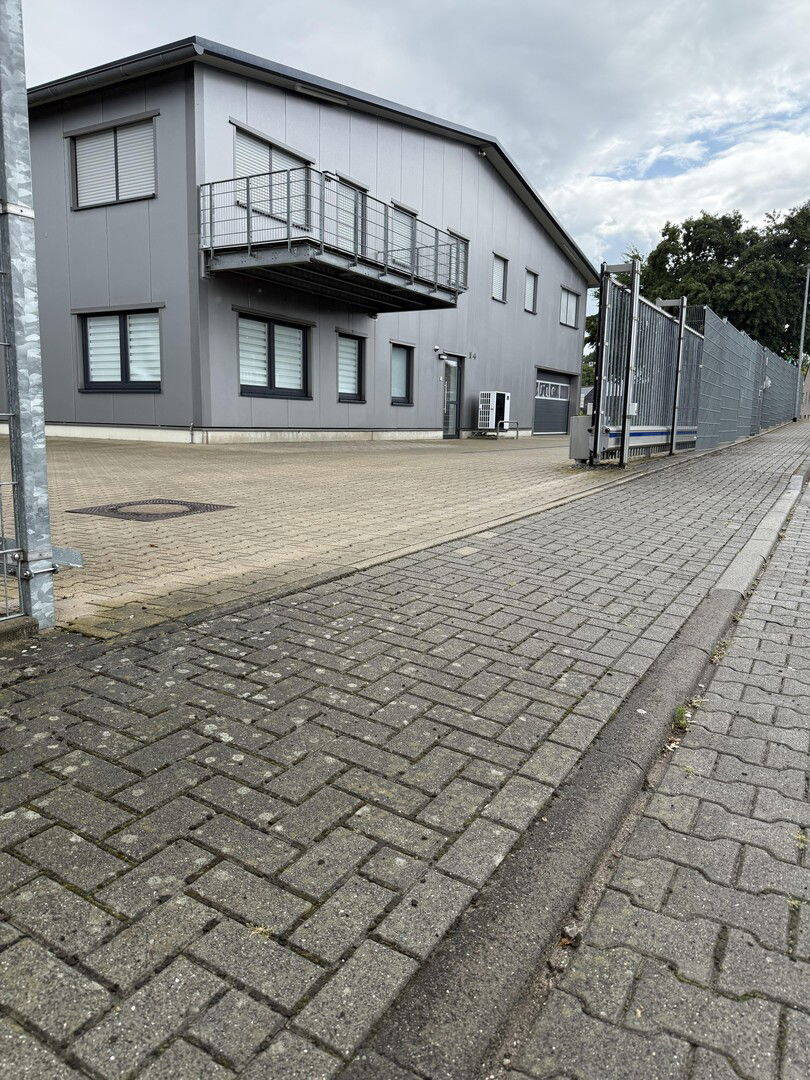 Gewerbliche Wohnung mit Halle
