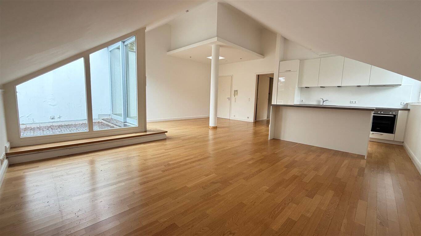 MODERNISIERTES PENTHOUSE MIT 2 ZIMMERN & TERRASSE*OFFENE KÜCHE*STELLPLATZ IN TG OPTIONAL