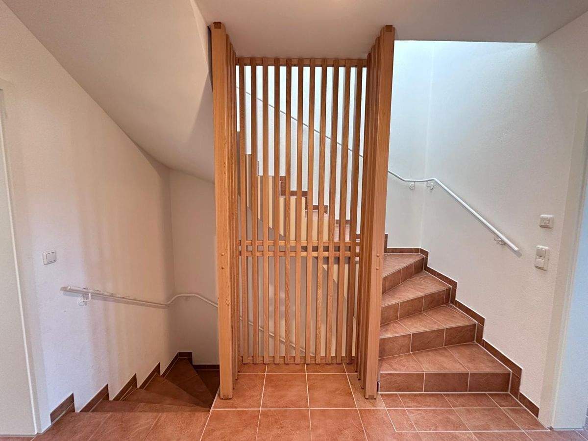 WOHNHAUS - 2 WOHNEINHEITEN MIT DOPPELHAUSHÄLFTE-CHARAKTER, 2 GARAGEN, LINKE HÄLFTE SOFORT VERFÜGBAR! – Königsbrunn – Vorschaubild 4