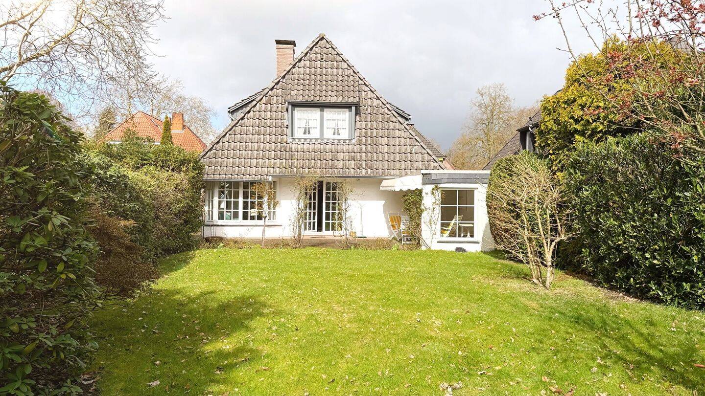 RESERVIERT! Exklusives Wohnen in Oberneuland - Freistehendes Einfamilienhaus mit Kamin und Garage