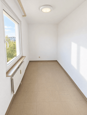 Bezugsfertige, energetisch modernisierte 2-Zimmer-Wohnung mit idealem Schnitt, Aufzug & TG – 50825 Köln – Vorschaubild 2