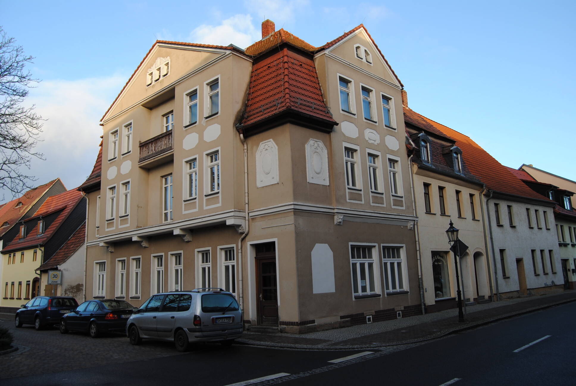 Sanierungsbedüftiges Mehrfamilienhaus mit Potential im Zentrum von Pegau – Pegau – Bild 1 von 9