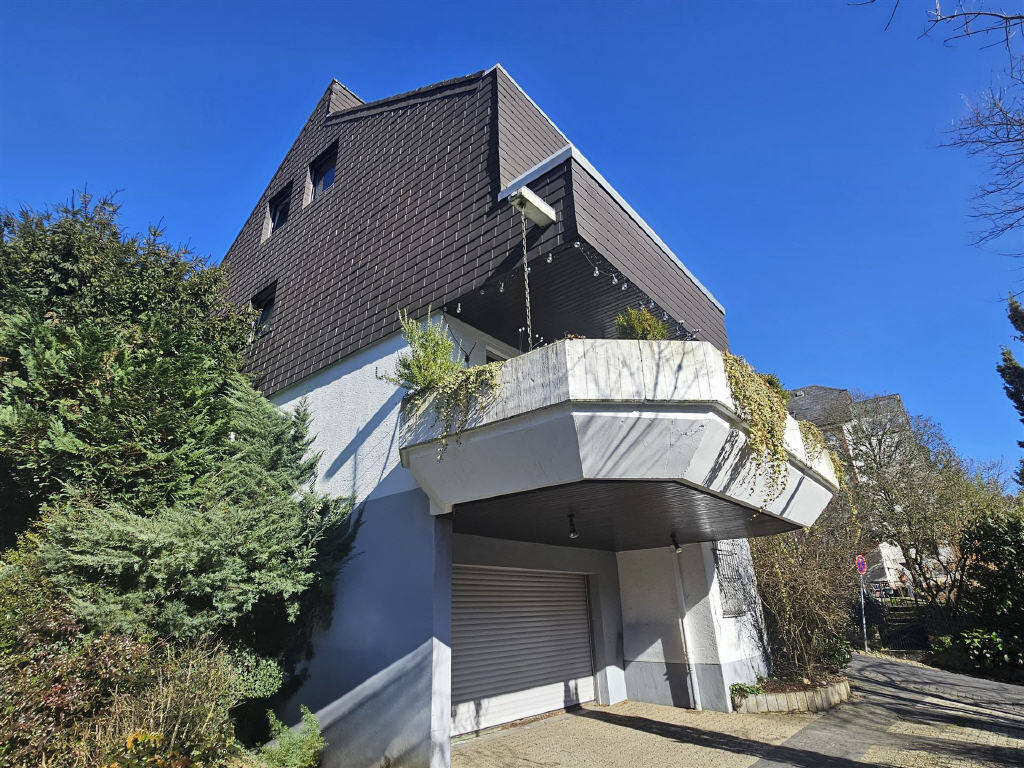 Freistehendes Einfamilienhaus in Wiesbaden-Sonnenberg mit 2 sonnigen Süd-Balkonen, Terrasse + Doppelgarage – Wiesbaden – Vorschaubild 2