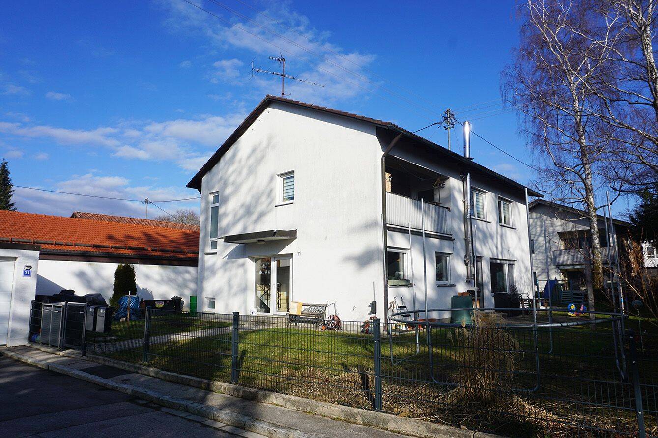 Freistehendes Einfamilienhaus mit 2 Garagen in Bestlage in Hohenbrunn - frei zum 01.03.2026 ! – Hohenbrunn – Bild 1 von 9