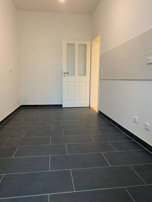 // Ab 01.09.2026 - ruhige Lage - Loggia - Laminat - Blick ins Grüne // – 4157 Leipzig – Vorschaubild 8