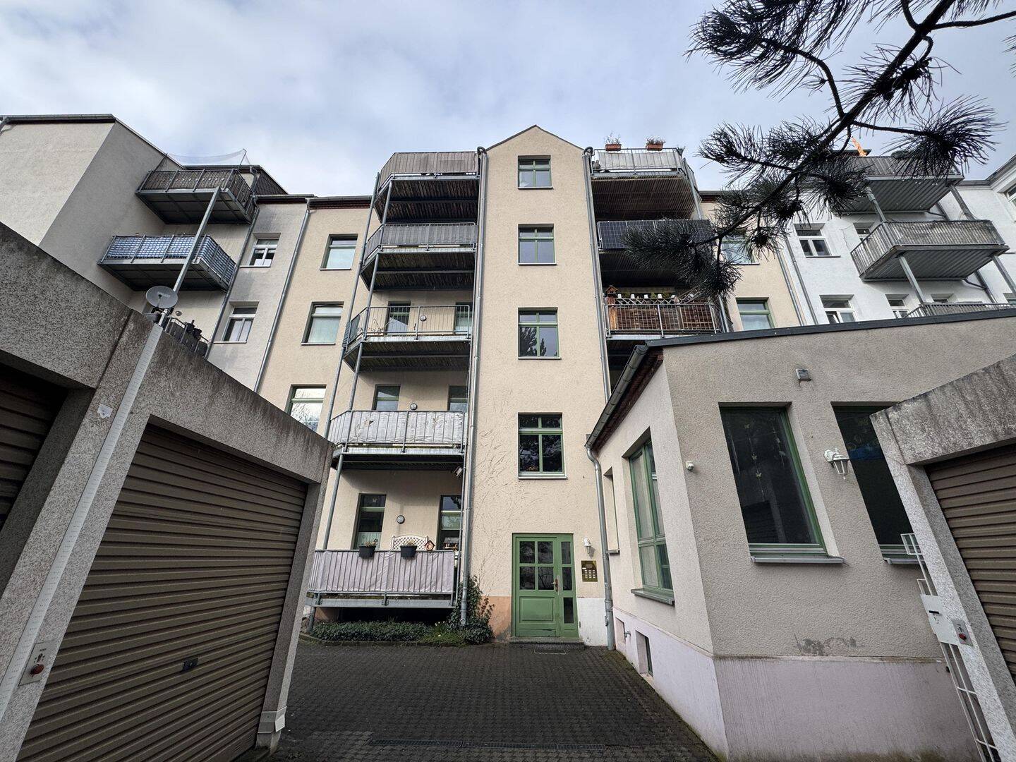 Zeitlose Eleganz: vermietete 2-Zimmer-Wohnung in denkmalgeschütztem Haus – Chemnitz – Vorschaubild 2