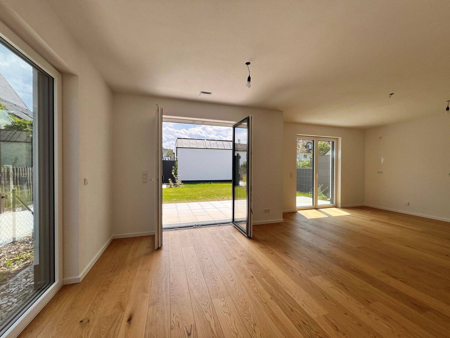 NEUBAU-3-Zimmer-Gartenwohnung mit Süd-Terrasse + wohnlich ausgebautem Souterrain (2 Räume + 2. Bad) – München – Vorschaubild 3