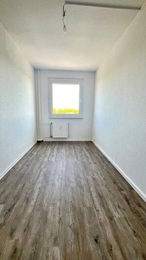 Perfekt für Sie: sofort bezugsfertige 4-Zimmerwohnung mit Balkon und Aufzug! – 1239 Dresden – Vorschaubild 7