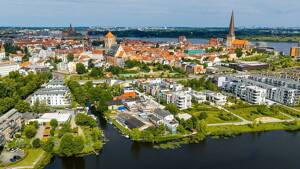 Direkter Zugang zum Wasser am Seitenarm der Warnow Neubau Eigentumswohnung – barrierefrei und modern