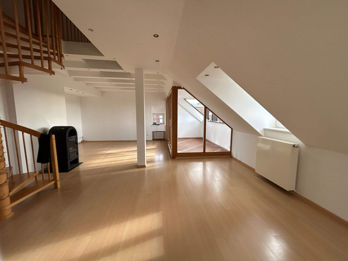 Hochwertige 3-Zimmer-Maisonette mit Loggia, Schwedenofen & Einbauküche in Toplage Ingolstadts – Ingolstadt – Vorschaubild 2