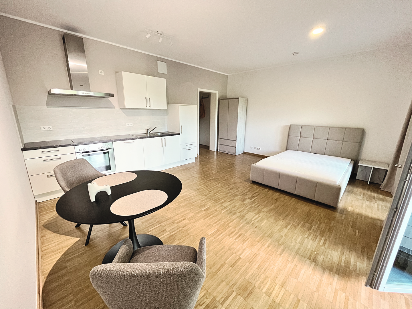 Modern möblierte 1-Zimmer-Gartenwohnung im Golfpark Fürth mit Terrasse & Carport
