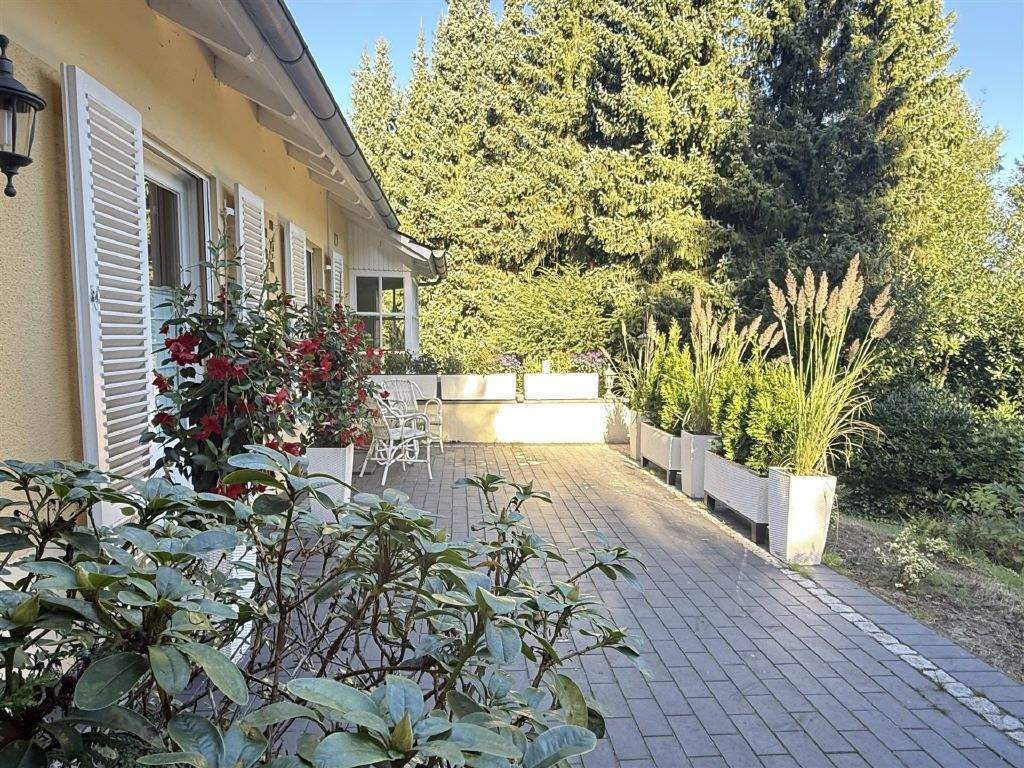 ***VERKAUFT*** Großzügiges Anwesen mit parkähnlichem Grundstück! Eine Oase der Ruhe in Garlstedt – Osterholz-Scharmbeck – Bild 1 von 9