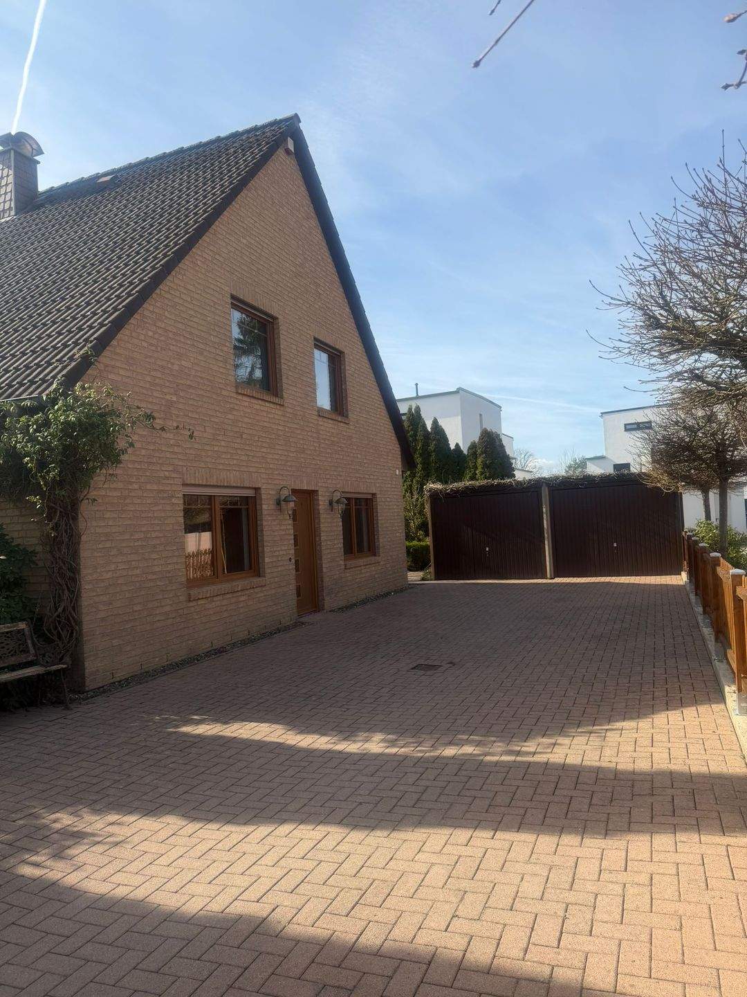Uetze-Dedenhausen: Neuwertiges Einfamilienhaus mit 2. Eingang in Bürobereich – Uetze – Bild 1 von 9