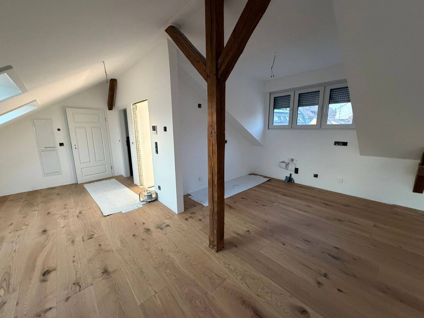 Hochwertig sanierte helle Altbau - Dachwohnung mit sonnigem Südbalkon, ab 1. April 2026 – Nürnberg – Vorschaubild 3