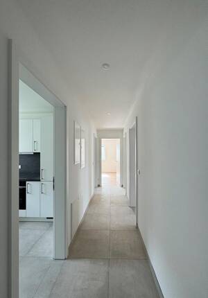 Erstbezug nach Kernsanierung: Geschmackvolle 3-Zimmer-Wohnung mit Balkon in München-Trudering - WE 1 – 81825 München – Vorschaubild 2