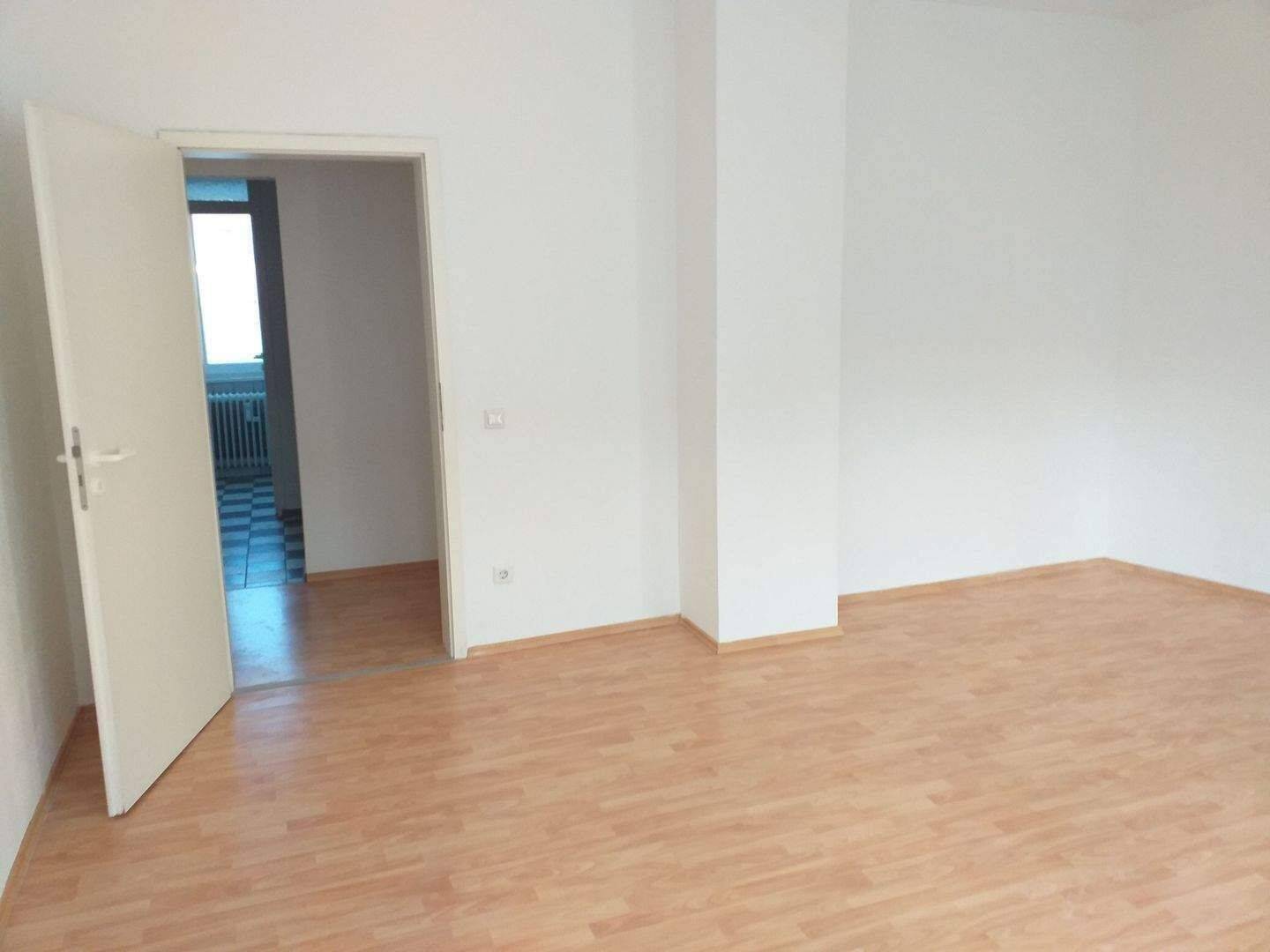 Nürnberg Nord: helle 2-Zimmer DG-Wohnung mit Balkon, Singleküche, Duschbad mit Fenster - vermietet zur Kapitalanlage – Nürnberg – Vorschaubild 7