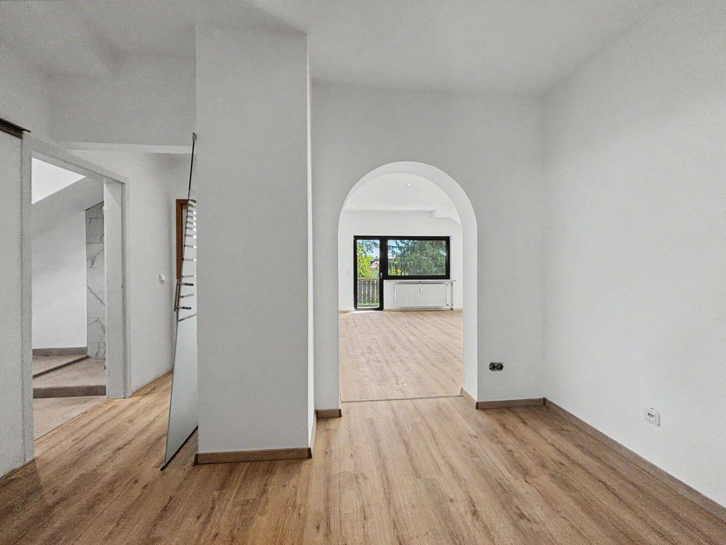 Modernisierte 2-Zimmer-Wohnung mit sonnigem Balkon in Trudering – München – Vorschaubild 2