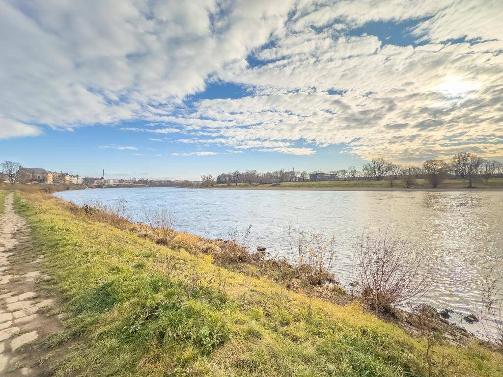 KAPITALANLAGE - ERSTKLASSIGE 3 ZIMMER DACHGESCHOSSWOHNUNG IN BEGEHRTER LAGE - UNWEIT ZUR ELBE – Dresden – Vorschaubild 2