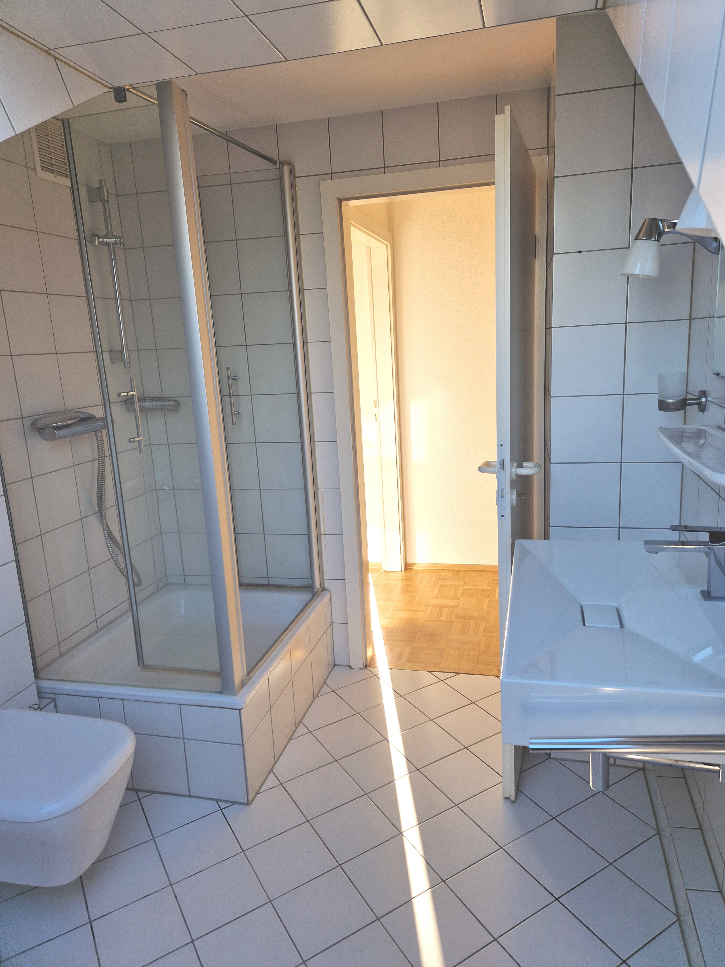 helle und freundliche Dachgeschosswohnung mit EBK und Einbauschränken in Duisburg Duissern – Duisburg – Vorschaubild 5