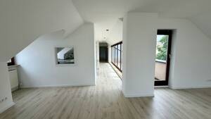 Schöne 3-Zimmer DG Wohnung mit modernisierter Küche und Balkon