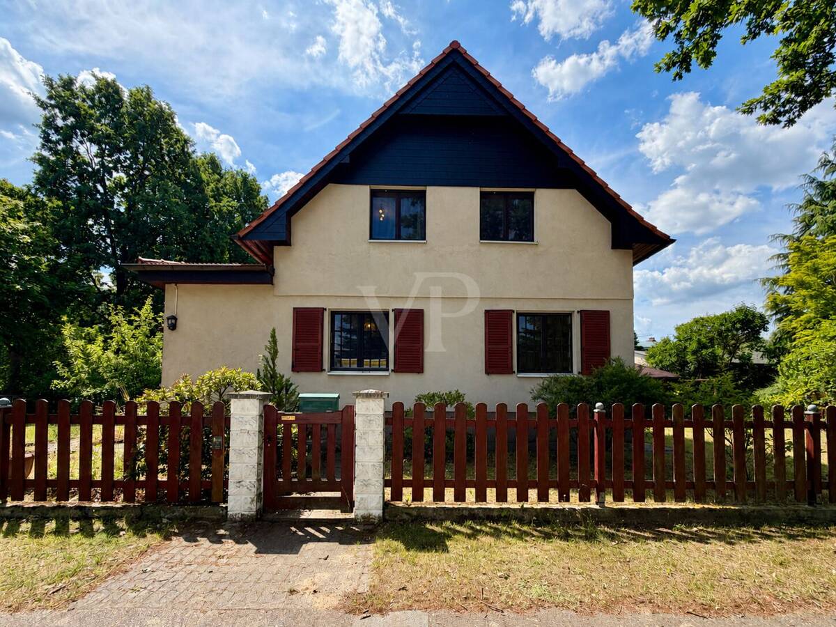 Wohnen mit Charme: gemütliches Einfamilienhaus mit schönem Garten und idealer Anbindung – 12524 Berlin – Bild 1 von 9