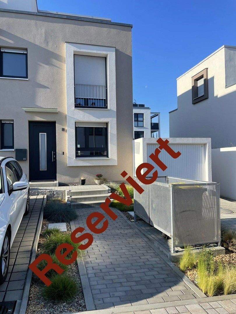 Provisionsfrei! Exklusives Reihenendhaus mit Dachterrasse und Sauna – Karben – Bild 1 von 9
