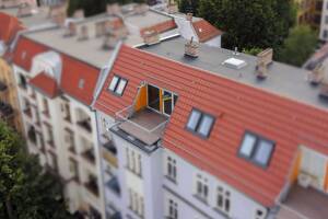 Sofort bezugsfrei: Frisch renovierte Dachgeschosswohnung (ohne Aufzug) im Altbau mit großem Balkon