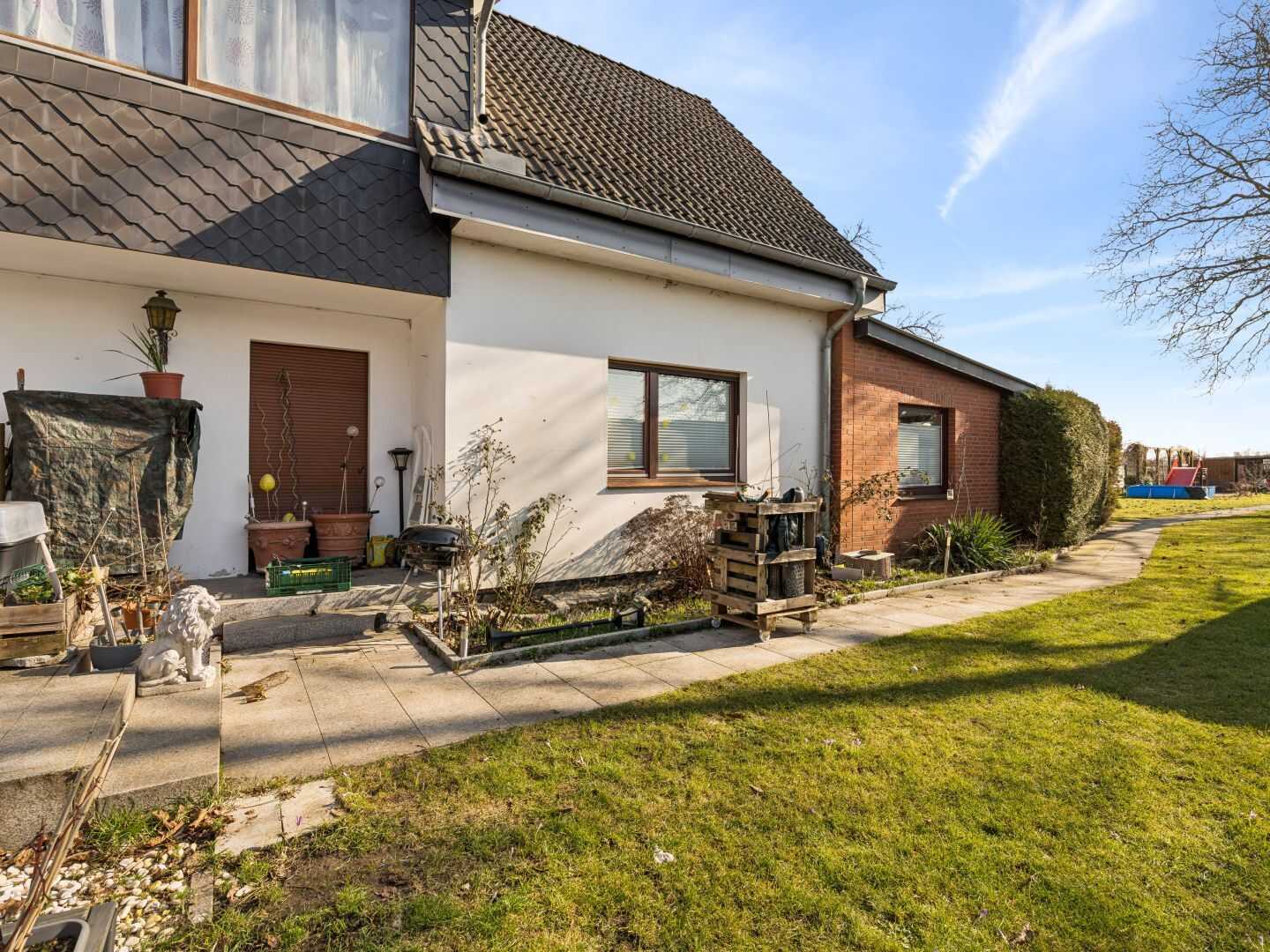 Zwei Einfamilienhäuser - ein Grundstück: Für Eigennutzung oder als Kapitalanlage in Lübeck – Lübeck – Vorschaubild 3