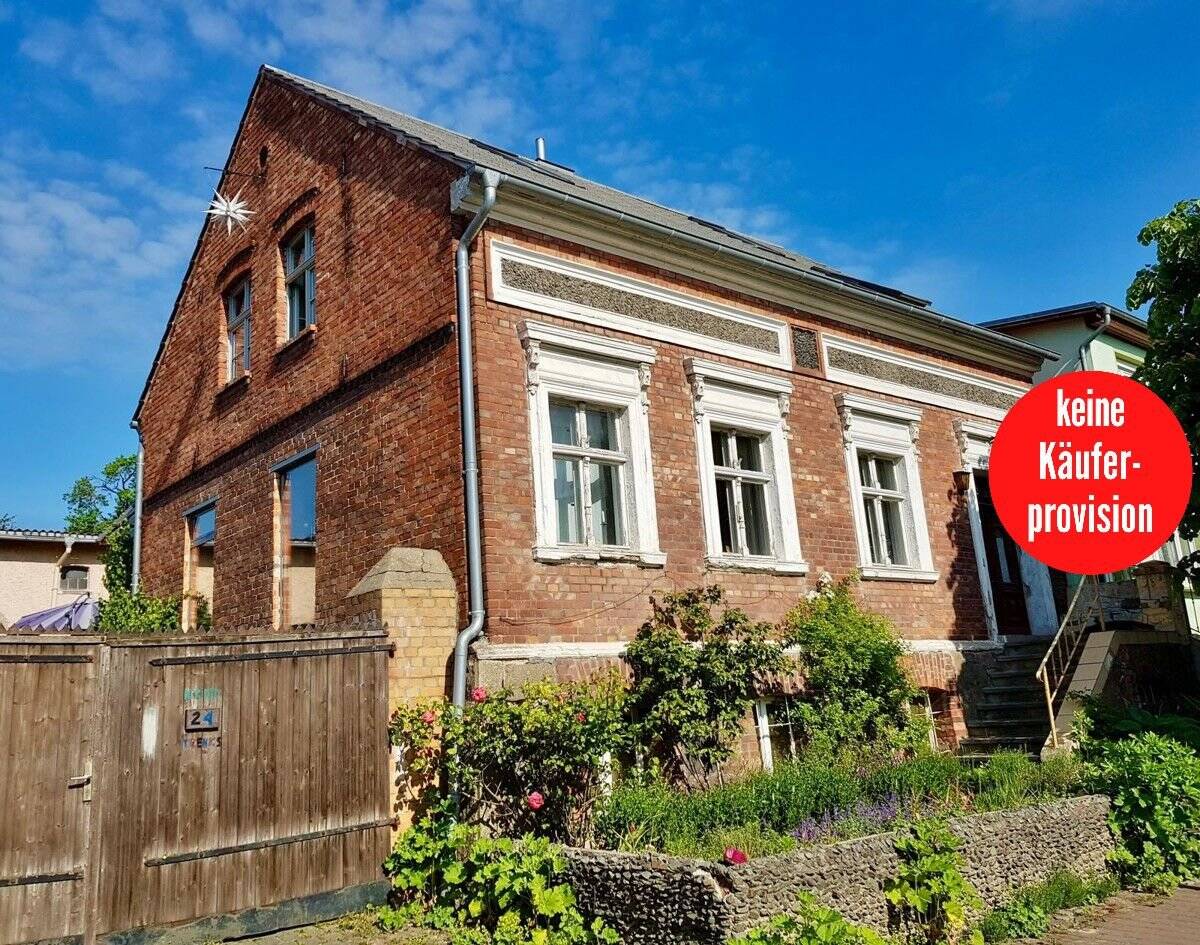 HORN IMMOBILIEN++ Altentreptow, großes Haus -teilweise modernisiert- mit Keller, Garagen und Nebengelass – Altentreptow – Bild 1 von 5