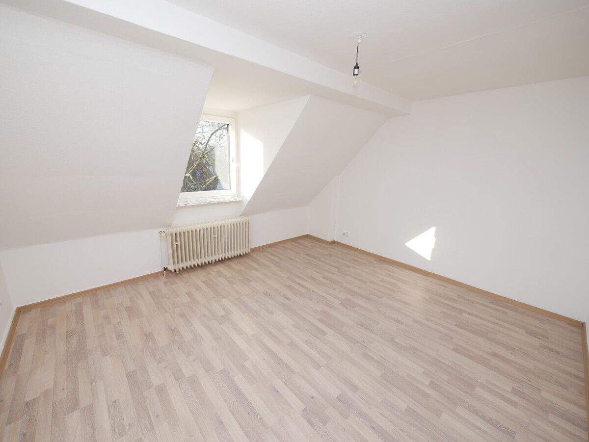 Renovierte & gemütliche 2,5 Raum-Dachgeschosswohnung mit Tageslichtbad & Gartennutzung in Hassel – Gelsenkirchen – Vorschaubild 2