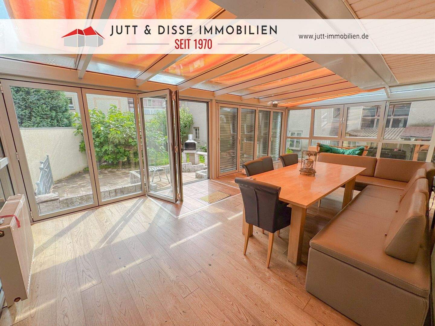 Barrierefreies Einfamilienhaus mit Aufzug, Wintergarten, Kamin u. Garage zentral in Sinzheim – Sinzheim – Bild 1 von 9