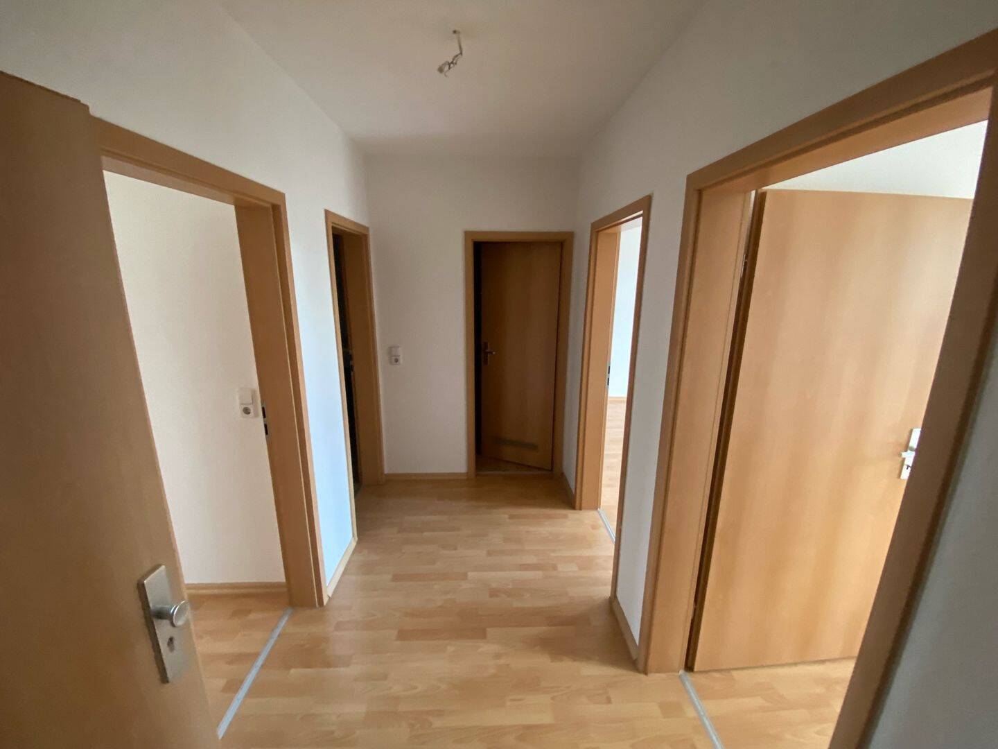 DG - Laminat - Balkon am Wohnzi. - inkl. EBK** frei ab 1.10.26 – Chemnitz – Vorschaubild 2