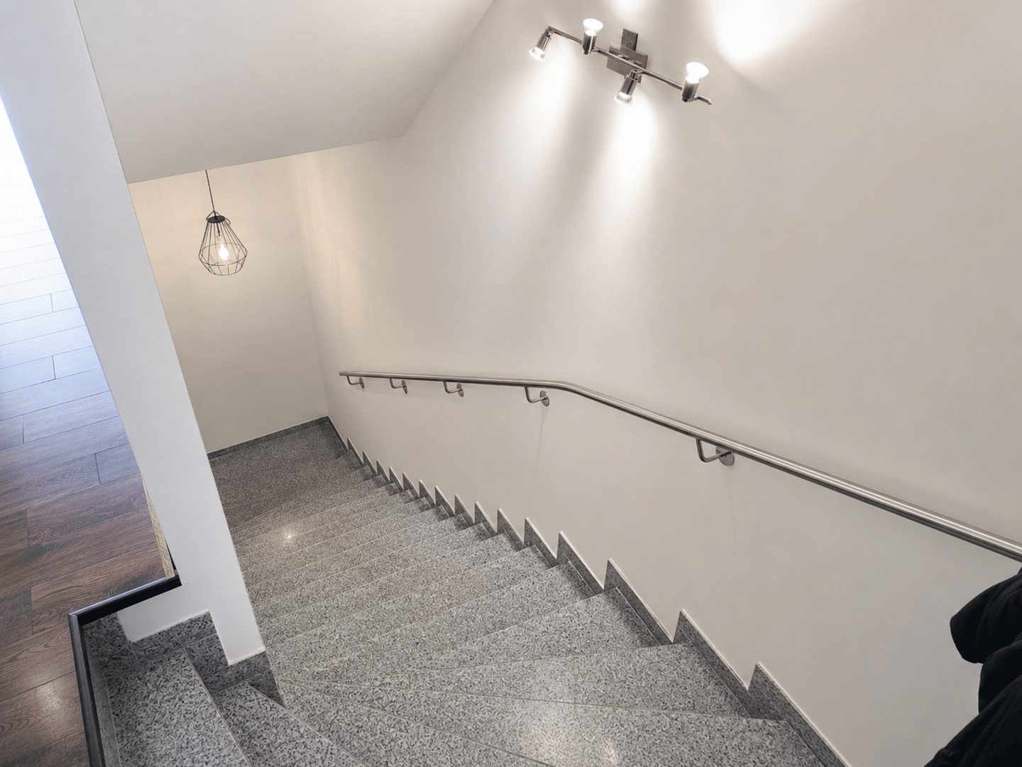 Schöne Wohnung in Stadthaus-Ensemble mit 2 Balkonen!