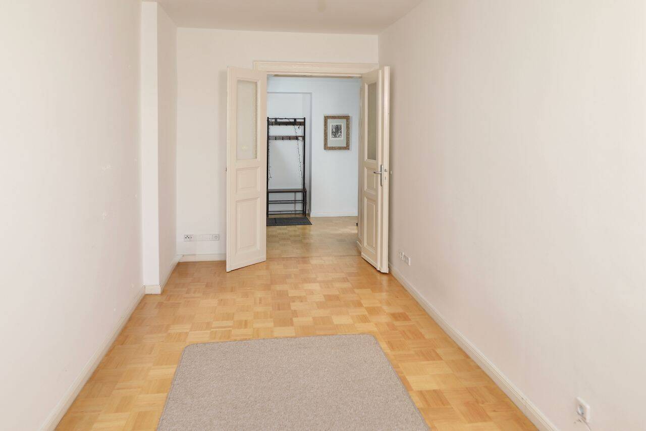 GROSSZÜGIGE ALTBAUWOHNUNG MIT AUFZUG - MIT BALKON & PARKETT - NÄHE OSTBAHNHOF & SPREE – Berlin – Vorschaubild 3