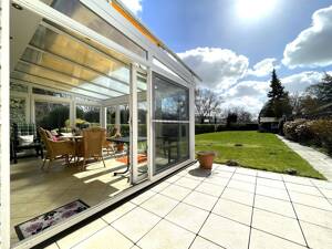 SONNENDURCHFLUTETE GARTENIDYLLE: BARRIEREARMER BUNGALOW MIT PANORAMA-WINTERGARTEN UND WEITBLICK – 27572 Bremerhaven – Vorschaubild 3