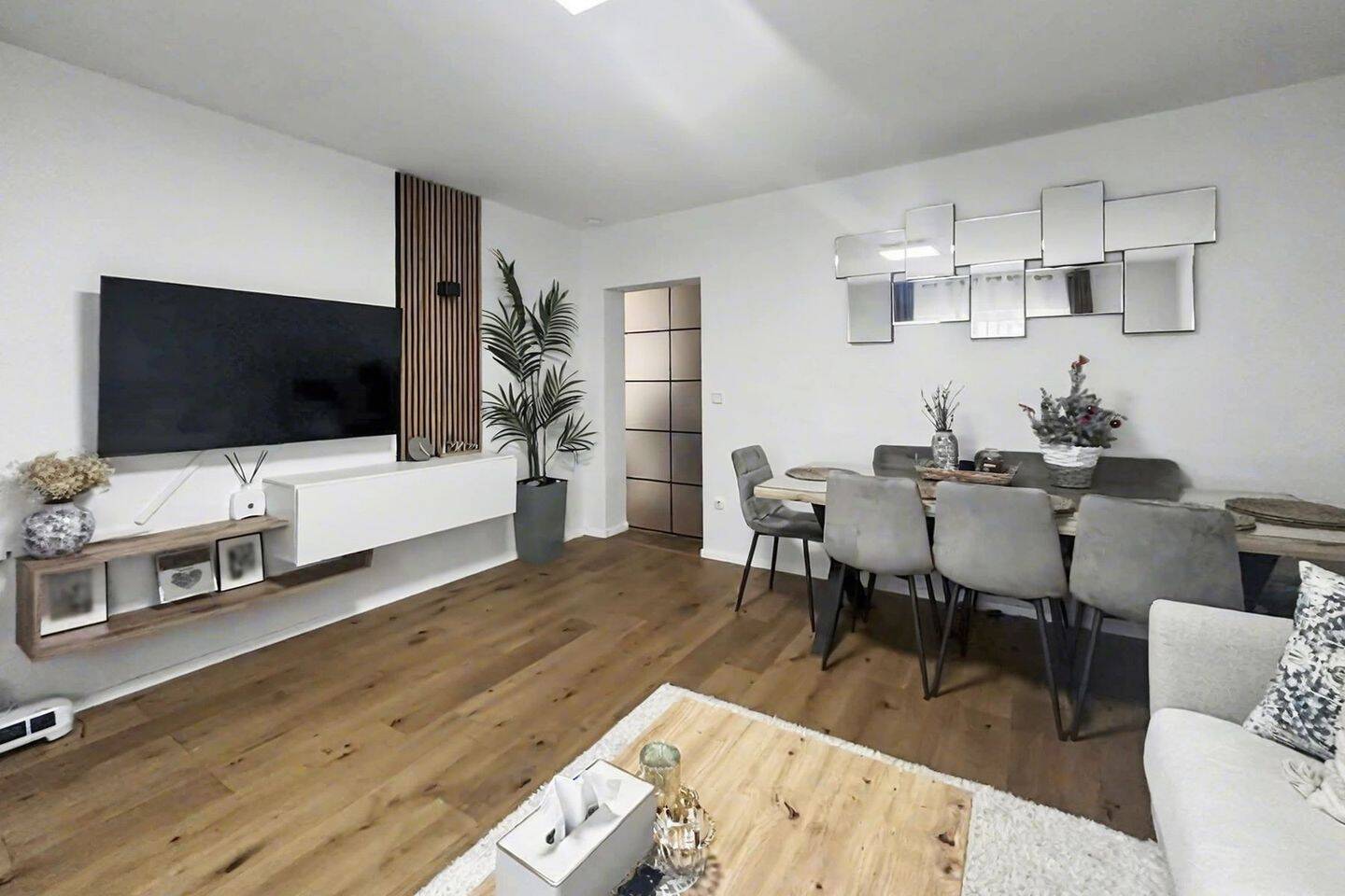 Stilvolle 4-Zimmer-Hochparterre-Wohnung mit Balkon und Stellplatz in Ingolstadt – Ingolstadt – Bild 1 von 9